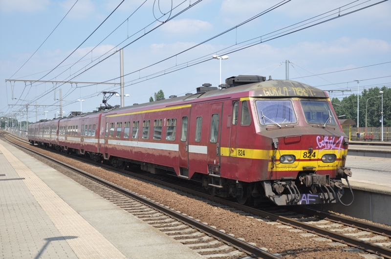 AM824 L-trein L2784 Roosendaal-Antwerpen in Bahnhof Antwerpen-Luchtbal am 11.08.2012