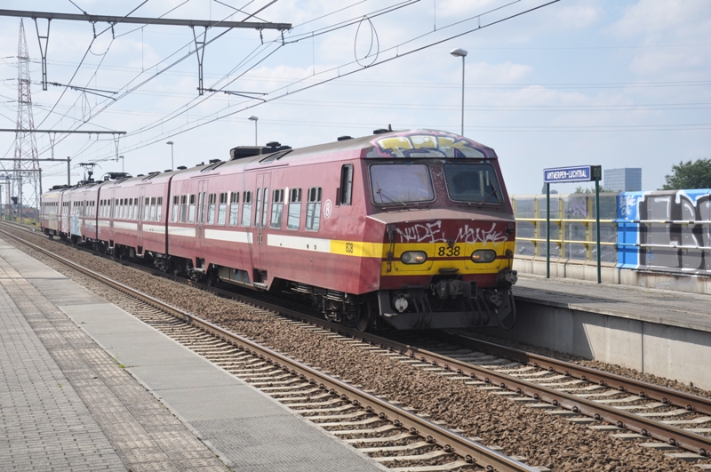 AM838 L-trein L2761 Antwerpen-Roosendaal in Bahnhof Antwerpen-Luchtbal am 11.08.2012