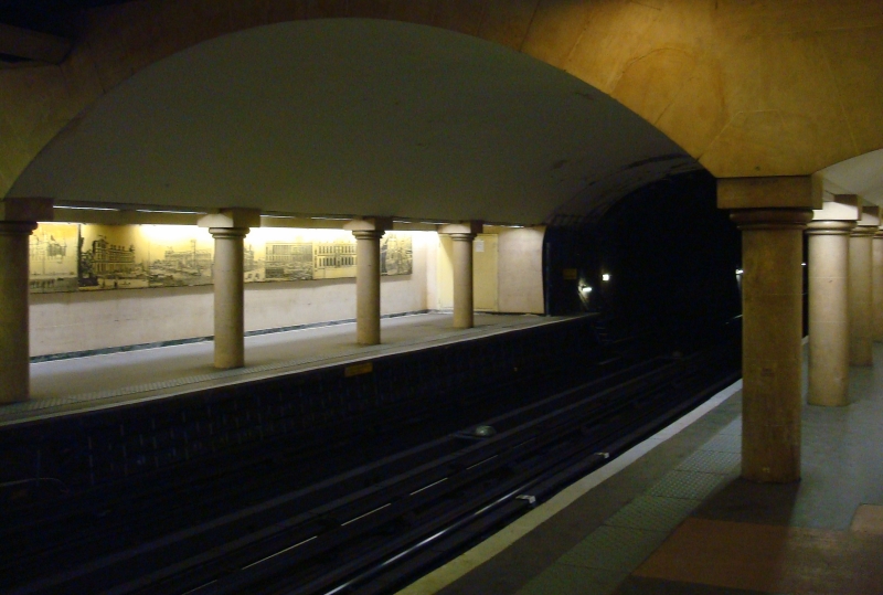 Ambitionierte Architektur im Untergrund: Station Louvre Rivoli auf der Linie 1 der Pariser Metro. 15.7.2009