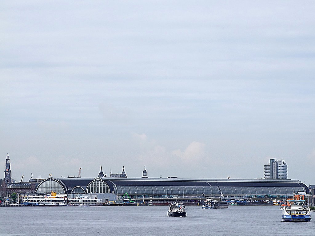Amsterdam-Centraal vom Hafenbecken aus gesehen;100903