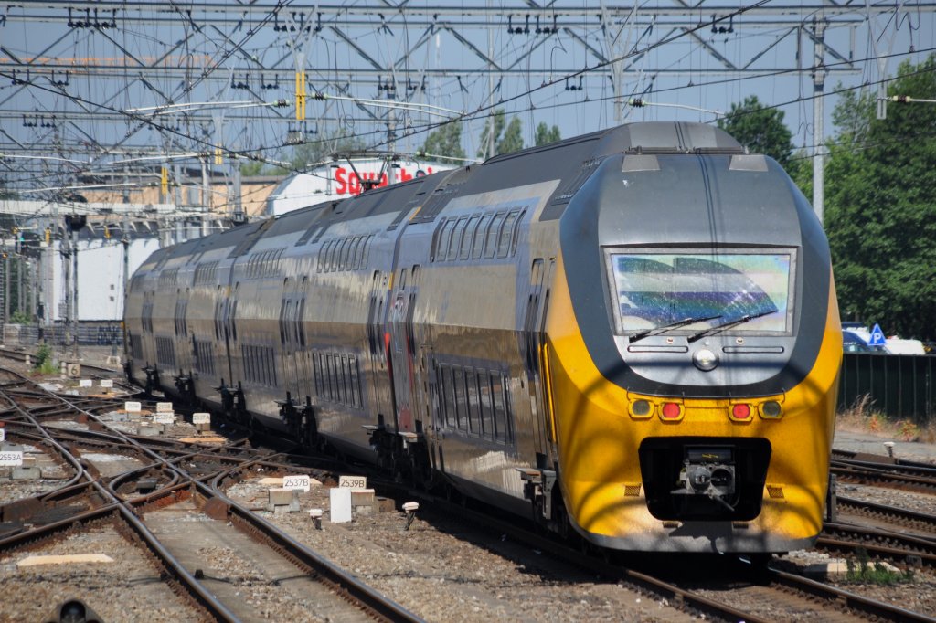 AMSTERDAM (Provinz Noord-Holland), 30.05.2011, ein IC bei der Ausfahrt aus Amsterdam CS