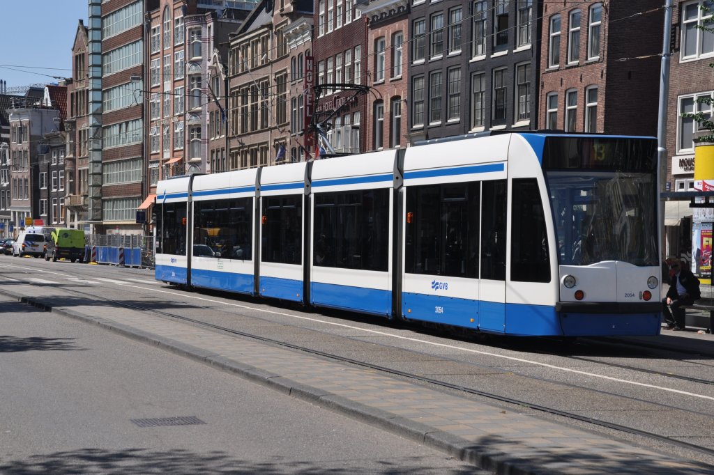 AMSTERDAM (Provinz Noord-Holland), 30.05.2011, Wagen 2054 als Tram-Linie 13 an der Haltestelle Nieuwezijds Kolk