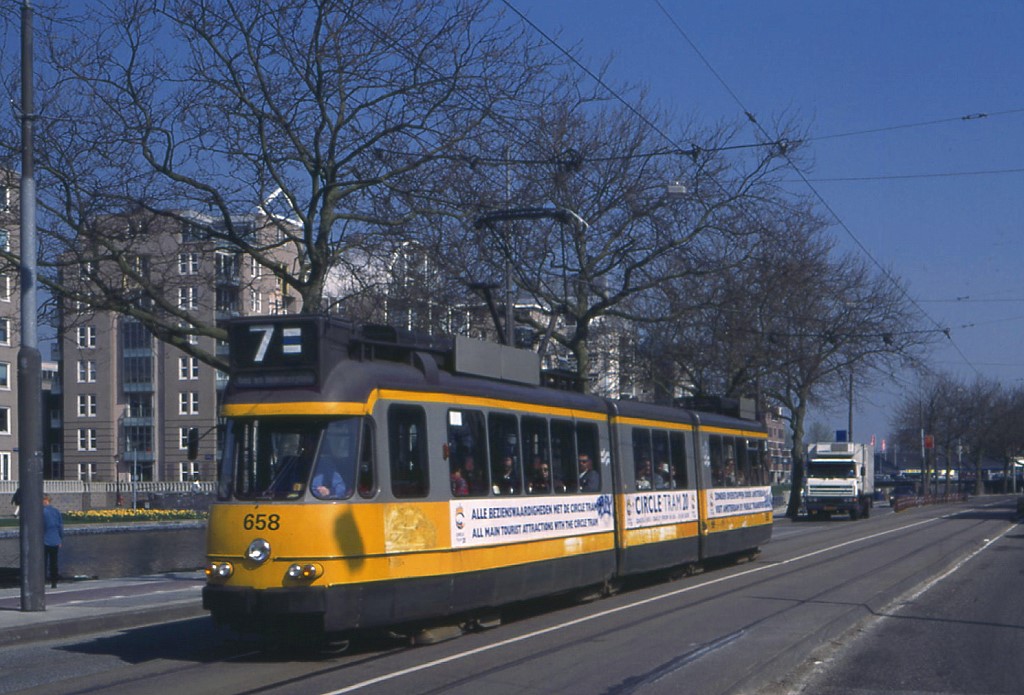 Amsterdam Tw 658 in der Maurits Kade, 02.04.1999.