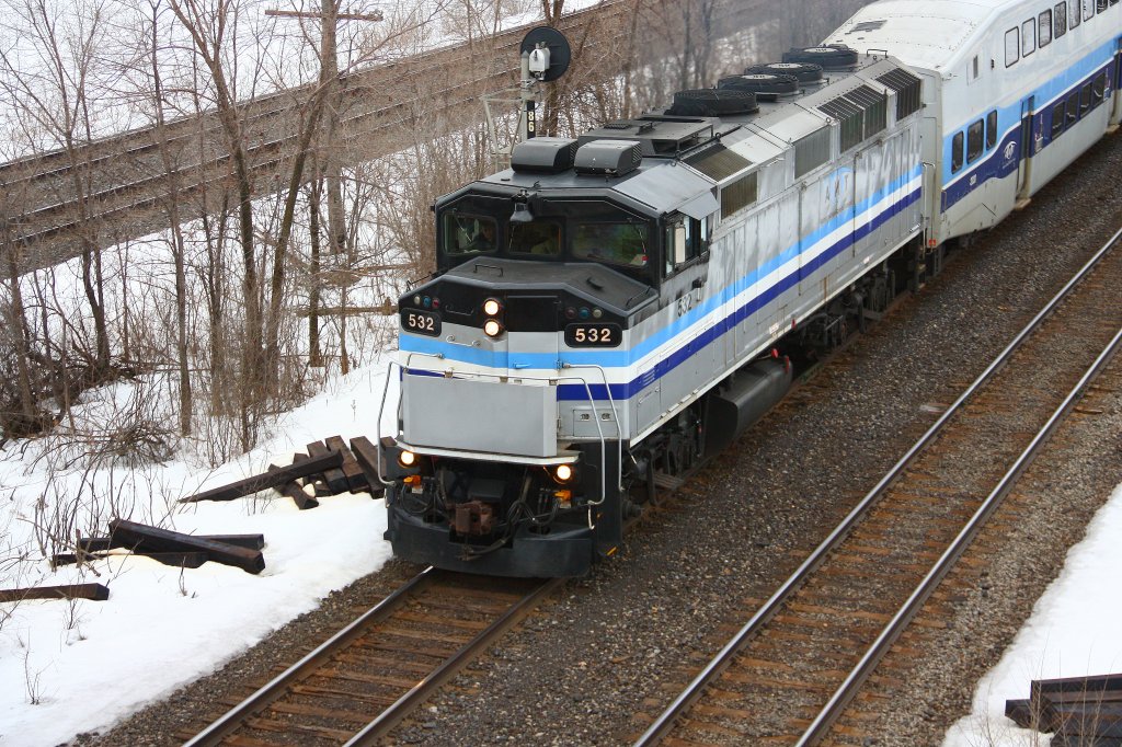AMT Montreal F40PH #532 beschleunigt ihren Zug aus Cedar Park Richtung Montreal - 07/03/2013
