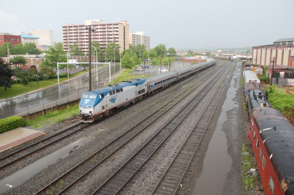 Amtrak Diesellok #58 (P42DC) kommt 27/5/2011 mit das  Pennsylvanian  Zug den Altoona Pennsylvania Bahnhof an. 