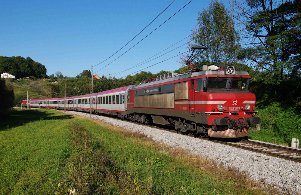 An 01.10.2011 schob die SZ 363 031 den OIC 258 (Maribor > Wien) nach Spielfeld, wo ein Lokwechsel vorgenommen wird. Dieses Bild entstand in Strihovec kurz vor entilj. Leider werden die meisten Zge nach Maribor mit dem Fahrplanwechsel Geschichte sein.