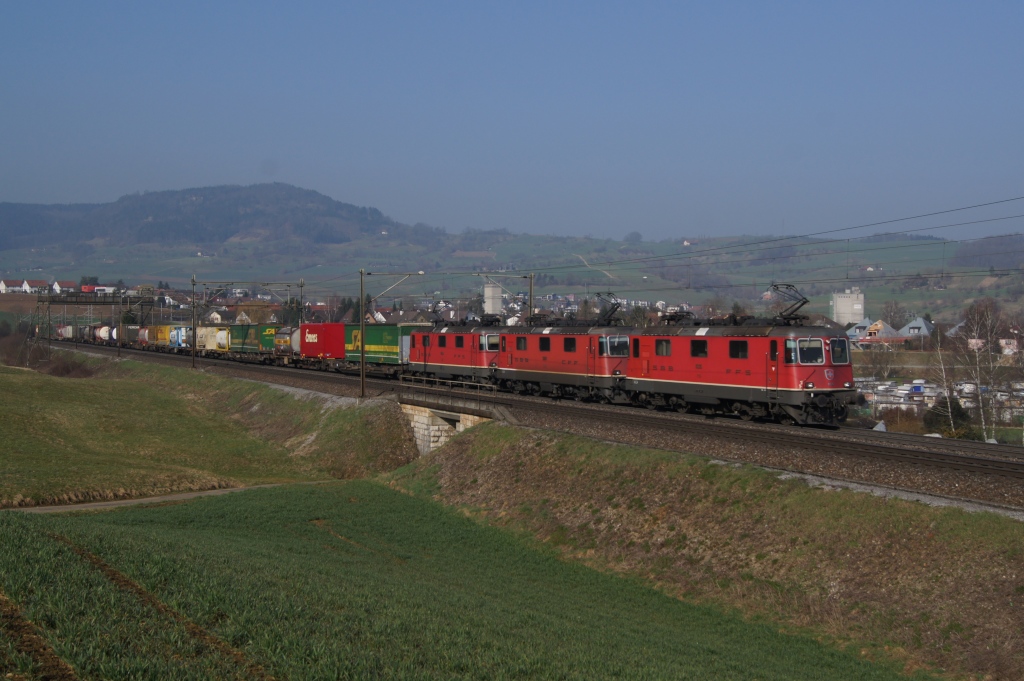 An 21.3.12 zieht die Re 4/4 II 11335 gemeinsam mit der Re 4/4 II 11247 und der Re 4/4 II 11262 einen Containerzug von Frick die Btzberg-Sdrampe hinauf.