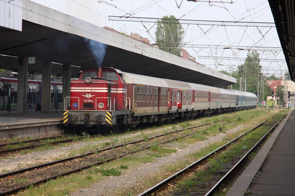 An der Abgasfahne der 52226 ist deutlich zu erkennen, dass die Maschine
im Hauptbahnhof Sofia am 6.5.2013 einiges am Haken hat.