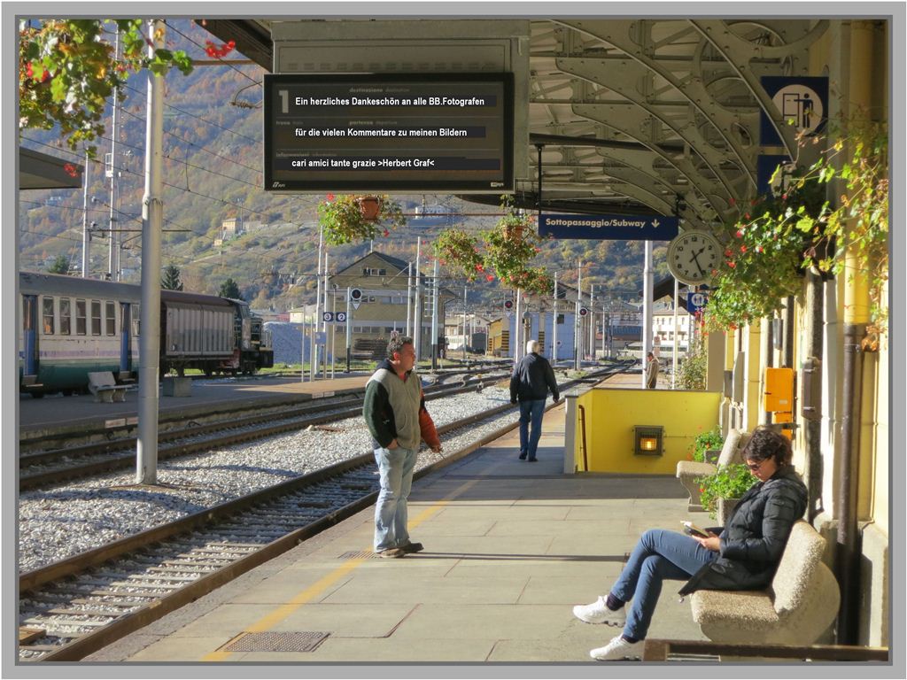 AN ALLE BAHNBILDERFREUNDE:  Abfahrtsanzeiger beachten ! 
Da in Tirano sowieso wenige Zge ab Gleis 1 verkehren, war es ein Leichtes, den Abfahrtsanzeiger fr meine Bedrfnisse zu manipulieren.
brigens ab Fahrplanwechsel ist der Grenzbergang kommerziell nicht mehr existent.
Wegen Streitigkeiten zwischen Le Nord, TILO und TreniItalia wird der Billettverkauf ab der Schweiz zum 09. Dezember 2012 eingestellt. Wie vor hundert jahren darf sich der Reisende im italienischen Bahnhofsteil wieder selbst eine Fahrkarte besorgen, sollte der Schalter dann geffnet haben. Back to the roots, oder zurck ins Mittelalter, oder wie nennt man die Auswchse der Liberalisierung im Bahnverkehr? 
Tirano (15.11.2012)