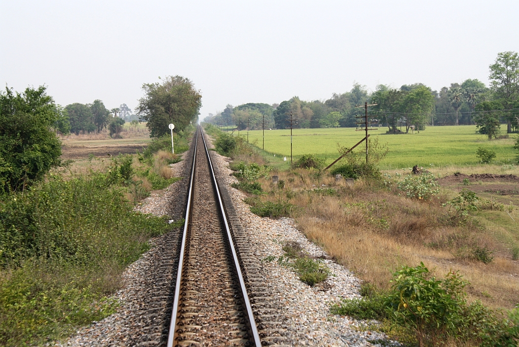 An die aufgelassene Hst. Ban Nong Mu im Strecken-Km 221,8 erinnern heute nur mehr die 4 Betonfundamente des Warteh�uschens. Bild Blickrichtung Bangkok am 13.M�rz 2012. 

