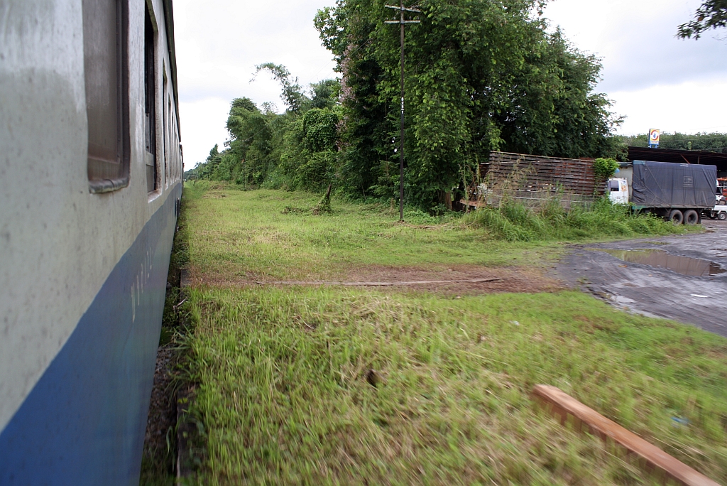 An die aufgelassene Hst. Khlong Teng erinnert heute nur mehr die Bahnsteigkante, Blickrichtung Thung Song Jn. am 25.August 2011. 

