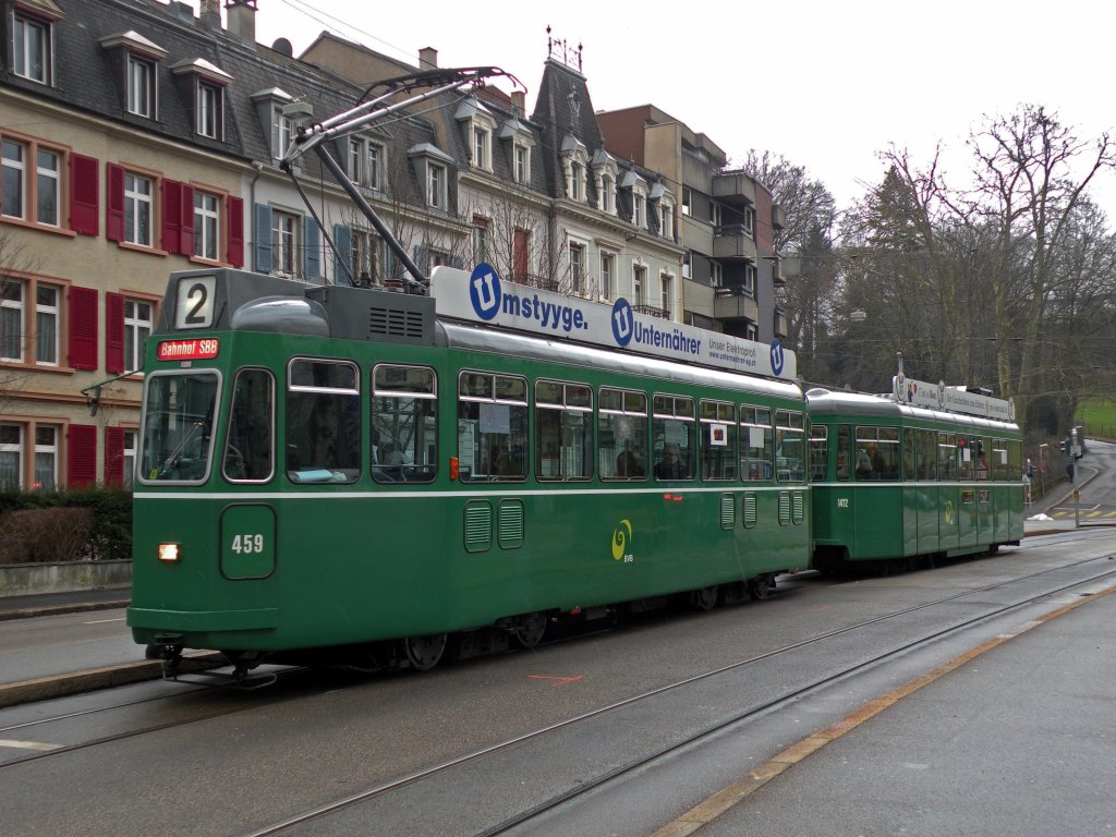 An der Basler Fasnacht werden die Be 4/4 457 - 465 auf der verkrzten Linie 2 (Binningen - Bahnhof SBB) eingesetzt Hier sehen wir den Be 4/4 459 und der B 1472 an der Haltestelle Margareten. die Aufnahme stammt vom 20.02.2013.