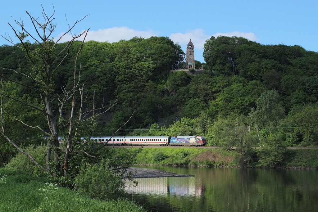 An den Berliner Eisb�ren gescheitert sind 2012 die Adler Mannheim. Die Lok dazu kommt am 13.5.2012 bei Witten vorbei.