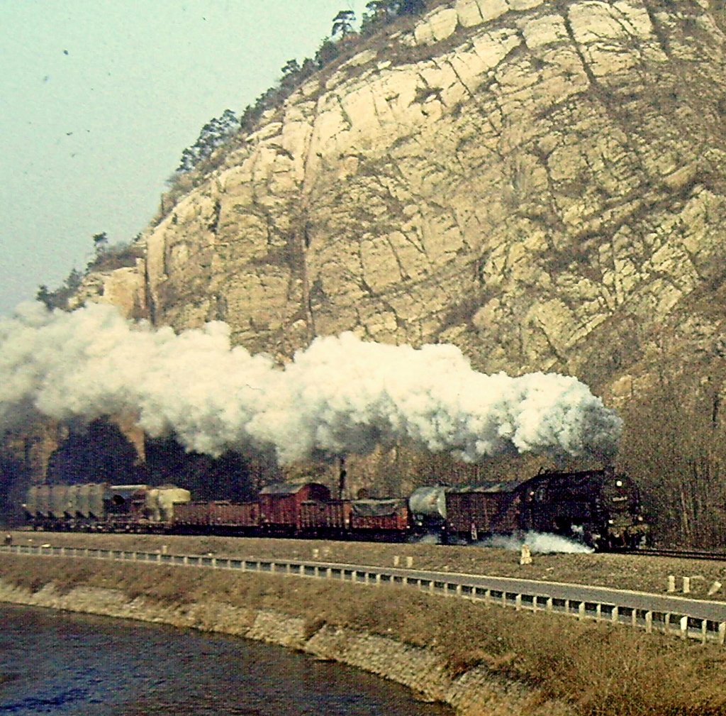 An der berhmten Bohlenwand bei Saalfeld macht sich am 24.Februar 1980 95 0045 mit
ihrem Gterzug in Richtung Probstzella ntzlich.Obwohl schon 25 U-Boote BR 119 im
Einsatz waren,konnte man auf die Bergknigin T20 nicht verzichten.