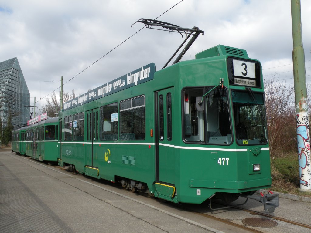 An der Birsfelder Fasnacht wendet die Linie 3 nicht in Birsfelden sondern fährt bis zum Stadion St. Jakob Park und wendet im Schänzli. Die Aufnahme stammt vom 16.02.2013.