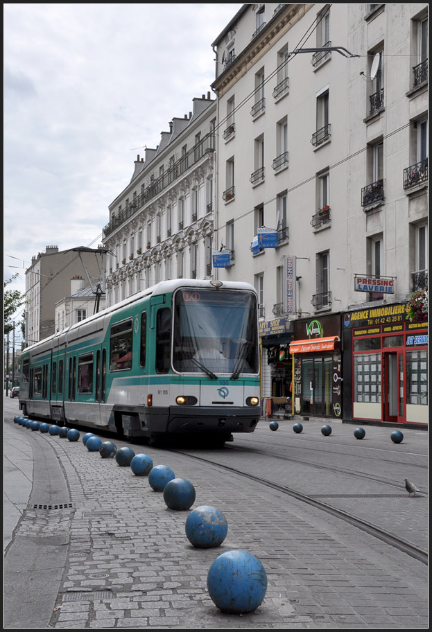 An den blauen Kugeln entlang - 

In der Fußgängerzone von Saint-Denis sind zur Abgrenzung der Straßenbahn-Trasse anstelle der blauen Kegel, blaue Kugeln aufgestellt. Aufnahme zwischen der derzeitigen Endhaltestelle  Gare St-Denis RER  und der Haltestelle  Théâtre Gérald Philipe . 

19.07.2012 (J)