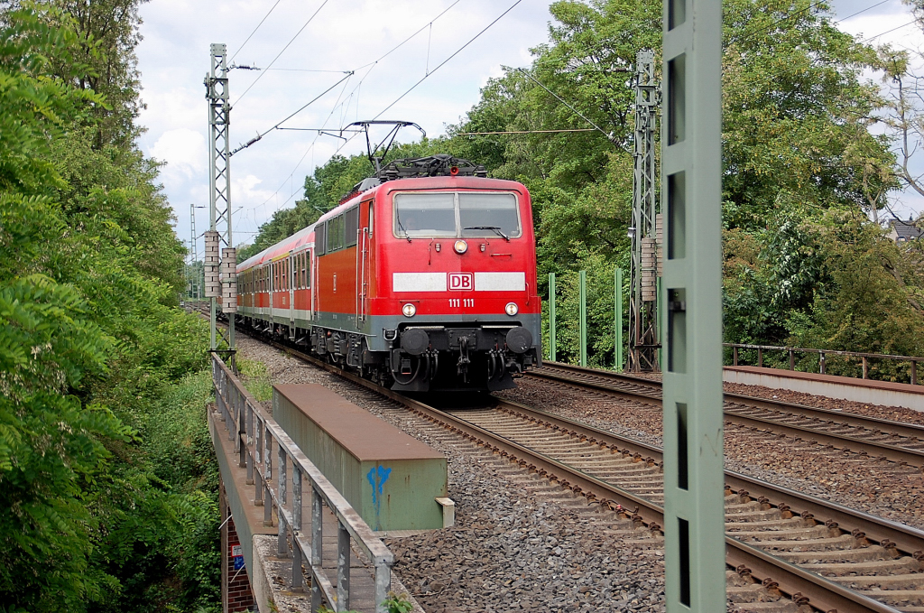 An der Brcke Bergheimer Strae am Haltepunkt Neuss-Sd ist die 111 111-1 mit einem N-Wagenzug zu sehen. Sonntag 15.5.2011