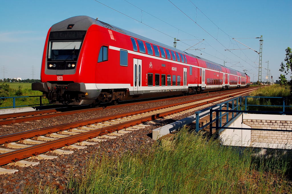 An der Brcke ber die K33 bei Allerheiligen donnert ein RE7 Zug geschoben von der 112 163 in Richtung Neuss......nicht mehr Lange und er hat sein Ziel Krefeld erreicht. 26.5.2012