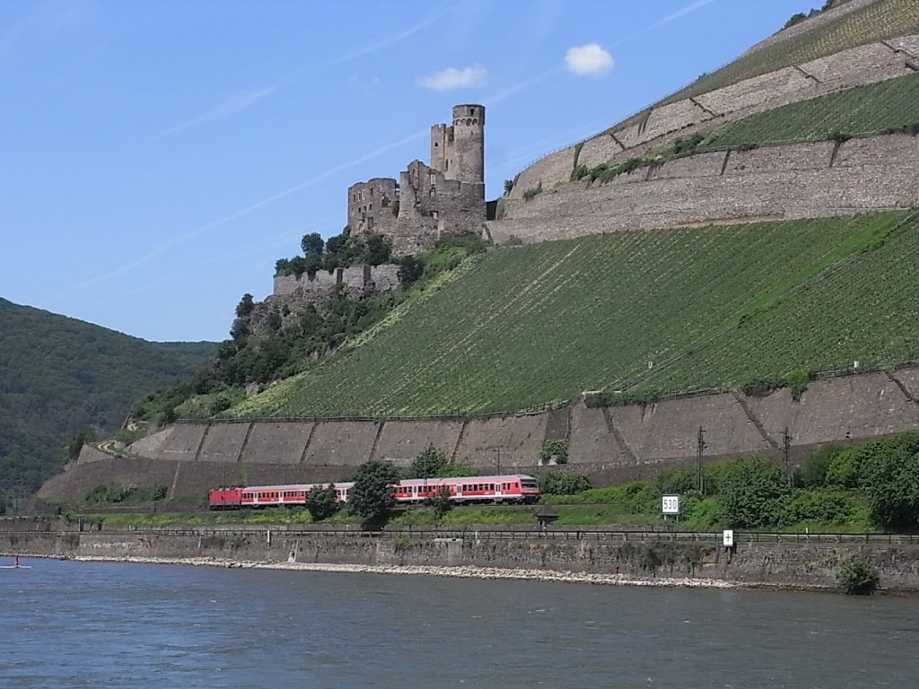 An einer Burg kurz nach Rdesheim fhrt eine RB. Mai 2010.