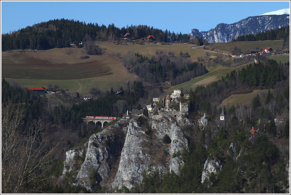 An der Burgruine Klamm vorbei, fhrt IC 651(Wien Meidling - Graz Hbf) ber das Wagnergraben Viadukt nahe Klamm-Schottwien.
16.3.2012