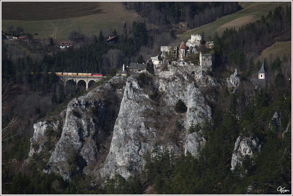An der Burgruine Klamm vorbei, fhrt eine 1142 mit einem Innofreight Hackschnitzelzug ber den Semmering.
Klamm 16.3.2012