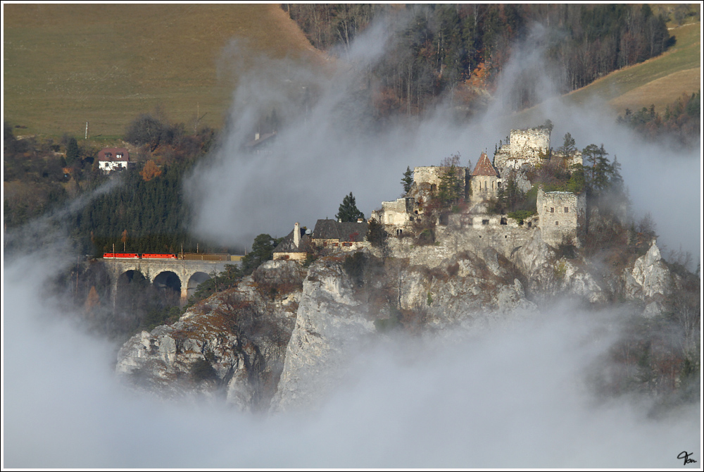 An der denkmalgeschtzten Burgruine Klamm vorbei, zieht ein 1x44er Tandem einen  Gterzug in Richtung Mrzzuschlag.Der Nebel hat mir an dieser Stelle einen Strich durch die Rechnung gemacht - 2 Bilder in 2 Stunden.
Schottwien 2.12.2011