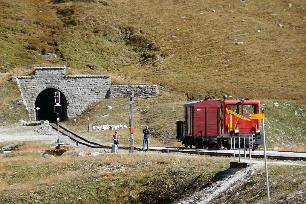 An der DFB-Station Muttbach-Belvedere beginnt der Furka-Tunnel. Hier wartet eine kleine Diesellok als Schubhilfe (2.10.11)