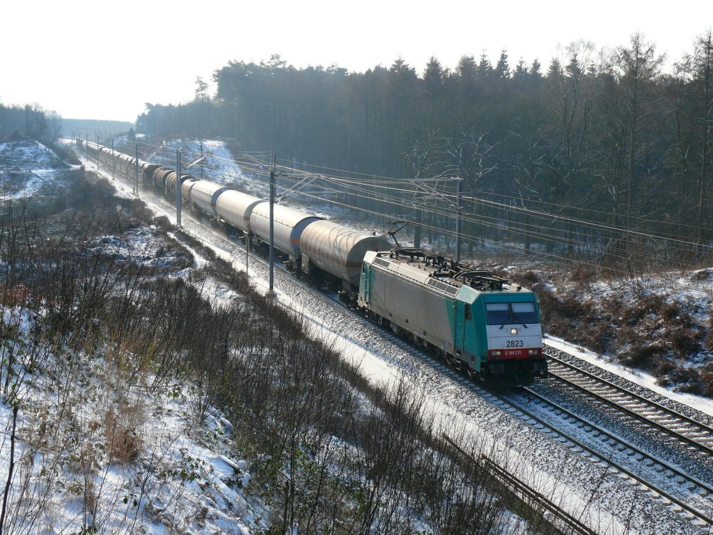 An diesem frostigen Samstagmittag war Cobra-Lok 2823 mit einem gemischten Gterzug unterwegs nach Aachen-West. Hier aufgenommen am 19/12/2009 im Wald bei Moresnet-Chapelle.