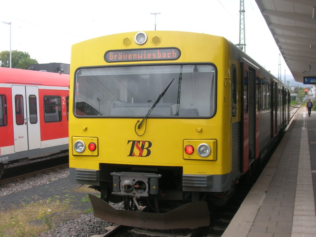 An diesem Samstagnachmittag wird sich der renovierte VT2E-Triebwagen, der gerade im Bahnhof Bad Homburg pausiert auf den Weg in den Hintertaunus machen (25. September 2010).