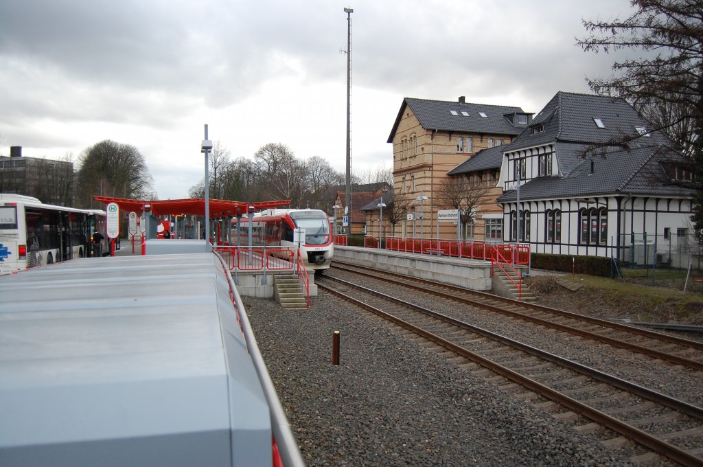 An der ehemaligen rheinischen Eisenbahnstrecke von Dsseldorf nach Hattingen/Ruhr befindet sich heute der Endbahnhof Mettmann Stadtwald der Linie S28. Hier dargestellt die Gleisseite des Bahnhofs. Gleichzeitig ist hier auch die Werkstatt des Betreibers REGIOBAHN ansssig. Auf Gleis 2 steht der Triebwagen 1007 zur Abfahrt nach Kaarster See bereit. 20.3.2010 