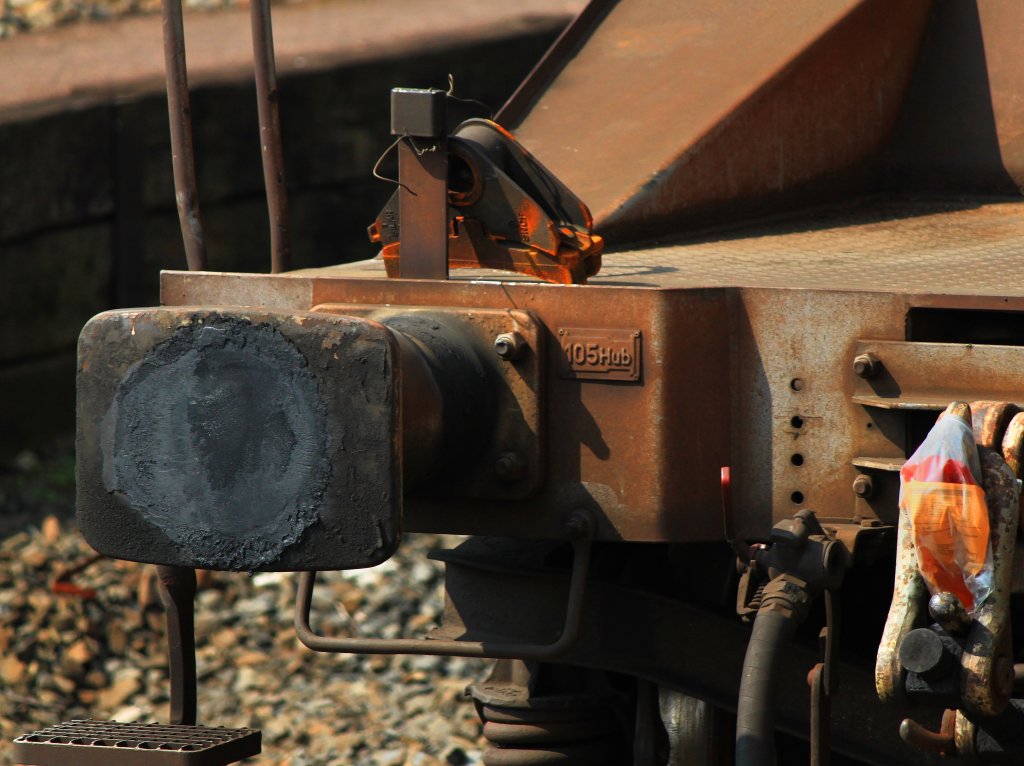 An einem abgestellten, zur Zeit nicht lauffhigen Getreidewagen in Aachen West ist eine komplette Bremsbacke mit einem Draht am Wagenende an der Halterung fr das Zugschluschild festgerdelt. Der Wagen wurde vor einigen Tagen hier aus einem Zug genommen, steht nun an der alten Laderampe und wartet darauf repariert zu werden. Ein Beschdigungsbericht hngt wasserdicht verpackt am Haken des Wagens. (06.04.2012)