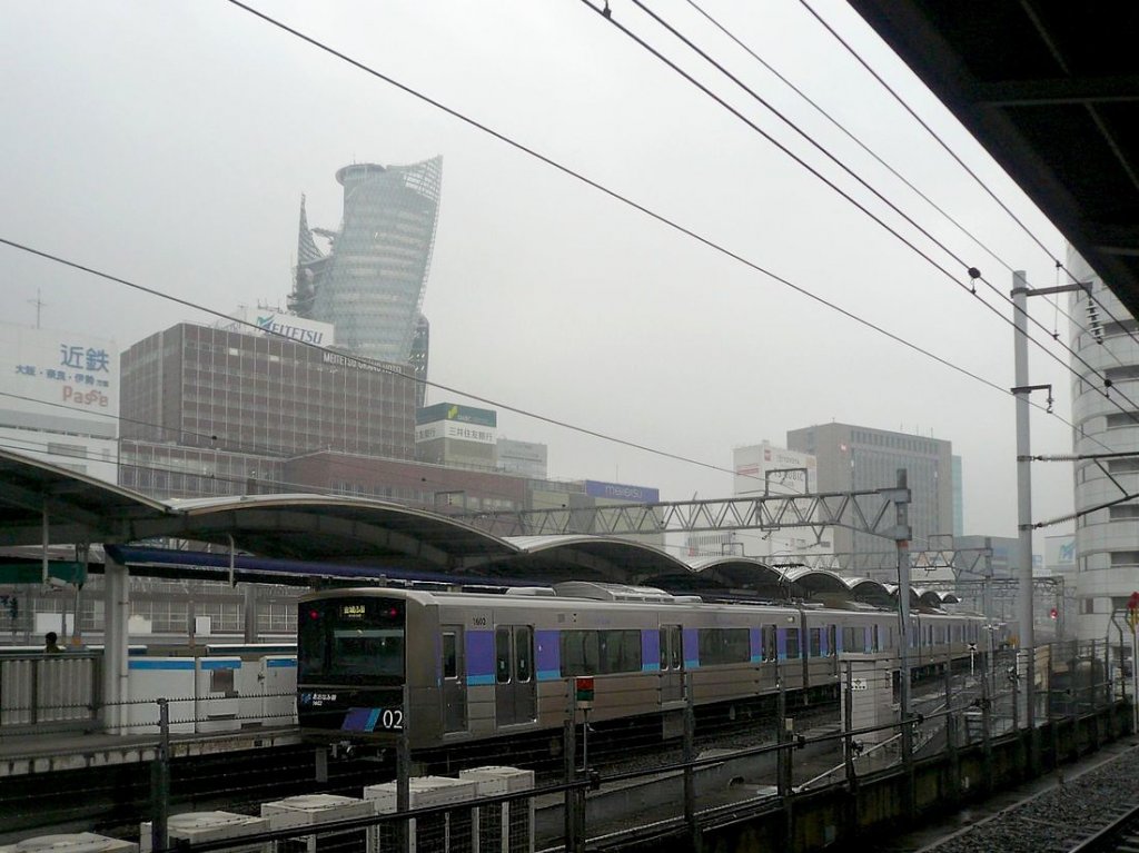 An einem ausserordentlich trben 26.Februar 2010 steht Zug 02 in der Ausgangsstation Nagoya Hauptbahnhof. 