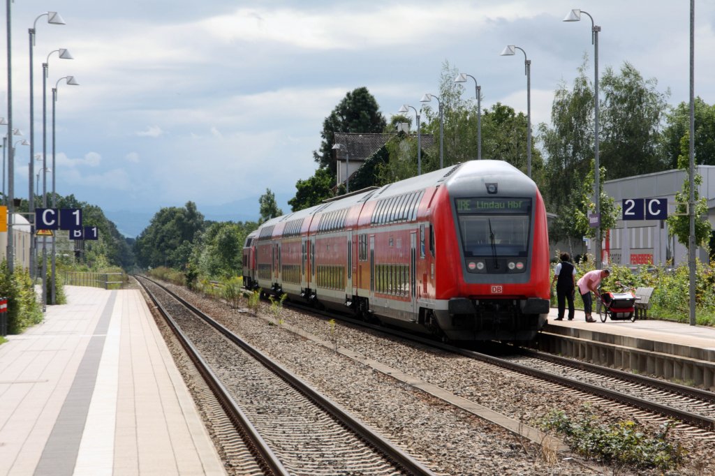 An einem eigentlich verregneten Tag fhrt im einzigen heiteren Moment der IRE 4227 von Stuttgart Hbf nach Lindau Hbf im HP Meckenbeuren ein (Meckenbeuren ist seit ein paar Jahren leider nur noch HP - schnief). Lok ist die 218 443-0.