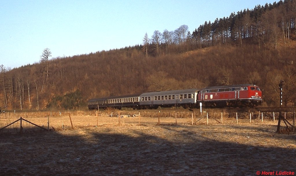 An einem Februarmorgen 1982 ist eine unbekannte 218 bei Bigge-Ohlsberg unterwegs