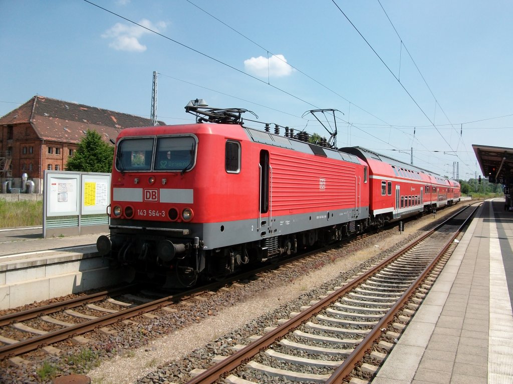 An einem heien Sommertag,genauer gesagt am 03.Juli 2010,verschlug es mich auf dem Bahnhof von Gstrow.Eigentlich ist dort nicht viel los,trotzdem reichte es fr mich um einige Aufnahmen zumachen.So stand mit geffneter Fhrerstandstr 143 564 mit der Rostocker S-Bahn nach Warnemnde bereit.