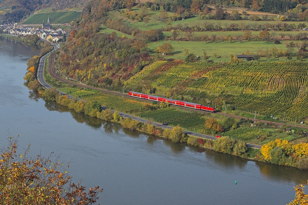 An einem Herbstmorgen (20.10.2012) begibt sich ein RE 1 nach Koblenz und wird in Kürze ohne Halt durch Löf fahren