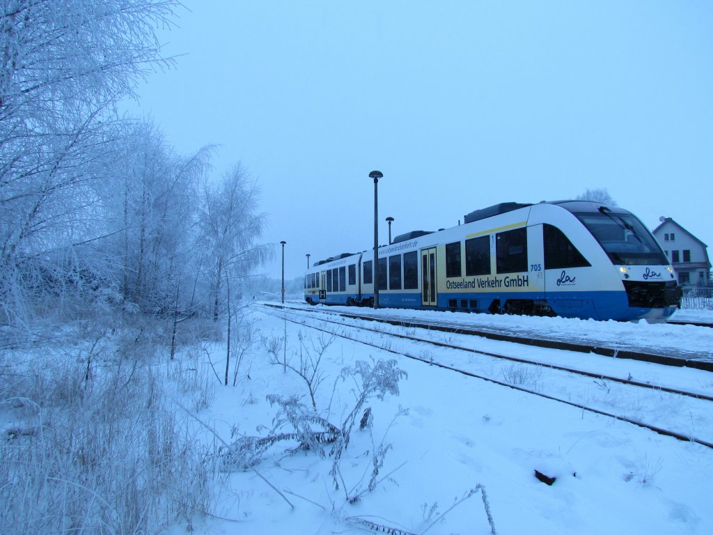 An einem herlichen Wintertag steht VT 705 der OLA Schwerin im Bahnhof von Crivitz auf dem Weg nach Parchim am 19.12.2010
