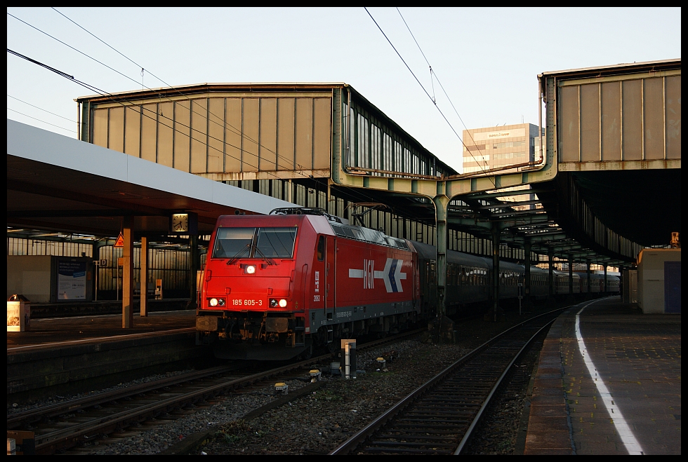 An einem klaren Abend verlsst 185 605 mit einem Sonderzug Duisburg Hbf