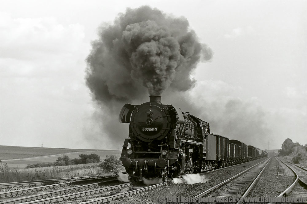 An einem schnen Sommertag, es ist der 28.08.81, befrdert 44 0858 einen Gterzug bei Helfta in Richtung Sangerhausen. Zum Glck fr den Fotografen hat der Heizer den lschieber aufgemacht, sonst wre keine Stimmung im Bild.
http://www.bahnmotive.de/europa/deutschland/halle_kassel/halle_kassel_7_rn_eisl/seite_halle_kassel_7_rn_eisl.htm