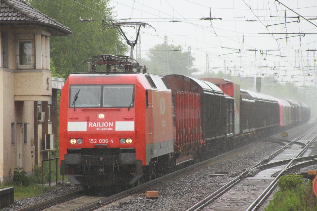 An einem sehr nassen 18.05.2013 fuhr 152 096-4 mit einem gemischten Gterzug durch Sarstedt.