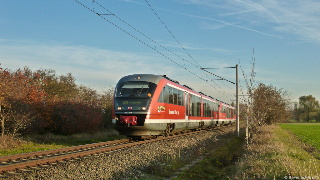 An einem sonnigen Herbstnachmittag ist dieses aus Erfurt kommende Desiro-Pärchen der Elbe-Saale-Bahn bei Leubingen unterwegs als RE nach Magdeburg. (04.11.2011)