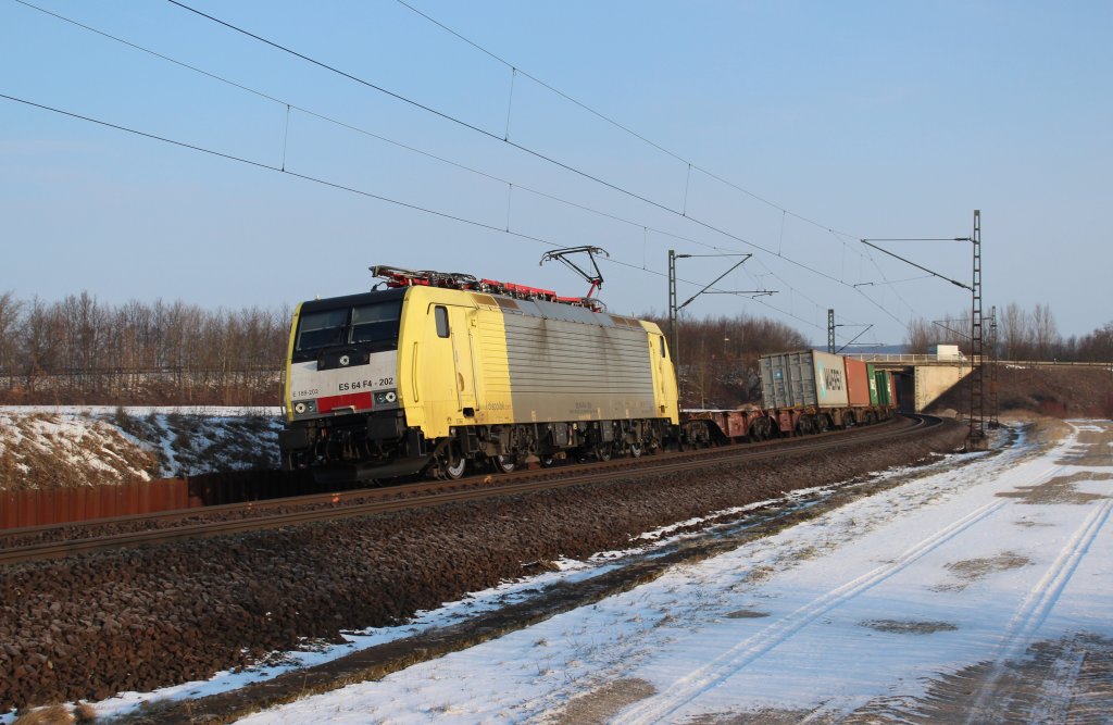 An einem sonnigen Morgen im Mrz 2013 war ES64F4 202 zwischen Nordstemmen und Elze (KBS 350) mit einem Containerzug auf dem Weg Richtung Sden.