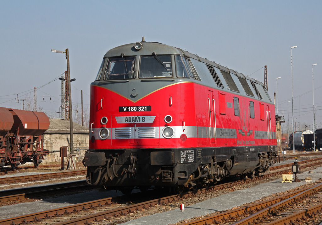 An einem sonnigen Tag im M�rz 2011 steht V180 321 des Eisenacher EVU Uwe Adam in Halle/Saale und wartet auf neue Aufgaben.