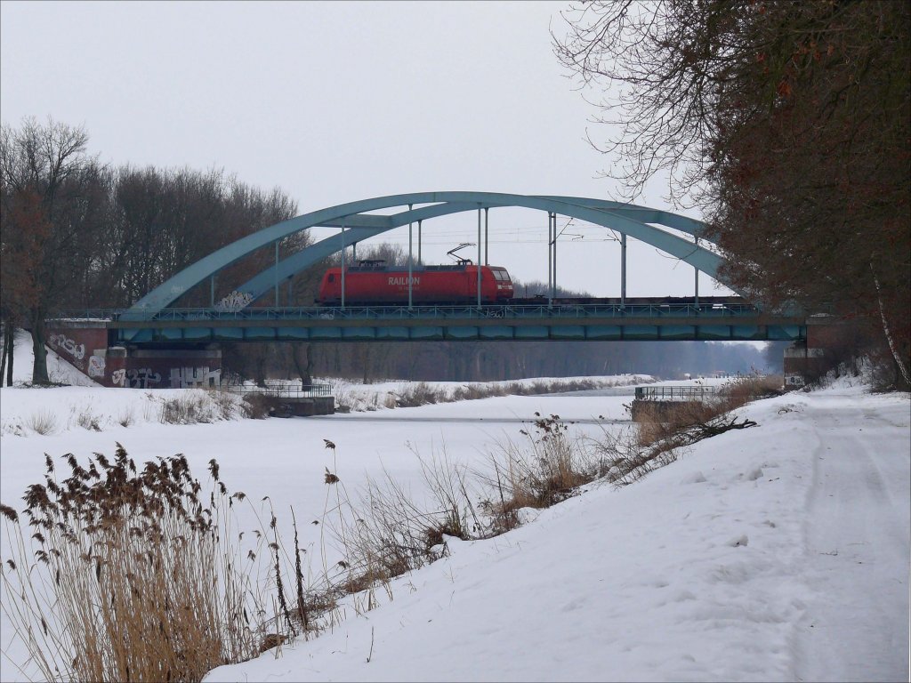 An einem trben, kalten Wintertag passiert eine BR 145 mit leeren Autotransportwaggons bei Bchen die Brcke ber den Elbe-Lbeck-Kanal in Richtung Boizenburg; 20.02.2010

