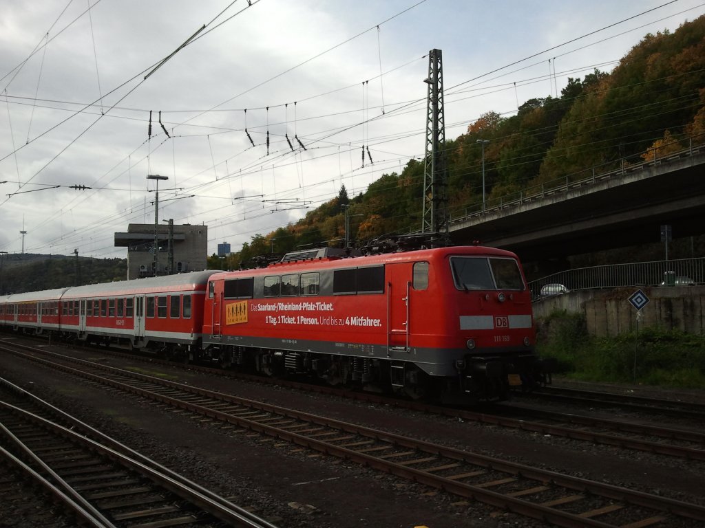 An einem trben Sonntag steht die Werbe- 111 169 mit einer RE-Garnitur abgestellt im Koblenzer Hbf. Beworben wird das Saarland/RLP-Ticket.
Koblenz, der 14.10.12