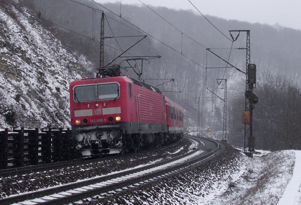 An einem winterlichen M�rztag (25.03.2013) fuhr 143 900 mit reinem RB �ber die 
Geislinger Steige an der KBS 750.
