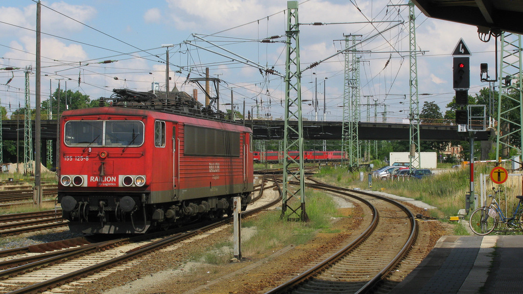 An einen von einer 232er von Horka gebrachten Gterzug setzte sich dann 155 125-8 und musste dann etwas auf die Abfahrt gen Frankfurt(Oder) warten. 10.07.2011