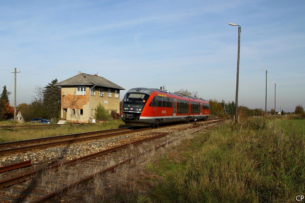 An der Einfahrt des Bahnhofs Triptis passiert der 642 012 als RE nach Saalfeld das mechanische Stellwerk W1. (29.10.2010)