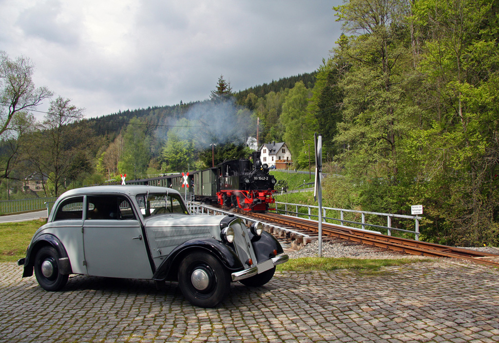 An der Einfahrt zum Bahnhof Schmalzgrube kam es zu dieser Begegnung historischer Fahrzeuge. Ein F8 aus dem Jahr 1953 und Lok 99 1542-2 mit Baujahr 1899.