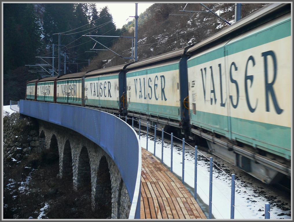 An der engsten Stelle der Rheinschlucht wurde der Wanderwegsteg an das Lehnenviadukt der RhB angehngt und man befindet sich tatschlich auf Tuchfhlung mit den vorbeifahrenden Zgen. (22.12.2010)